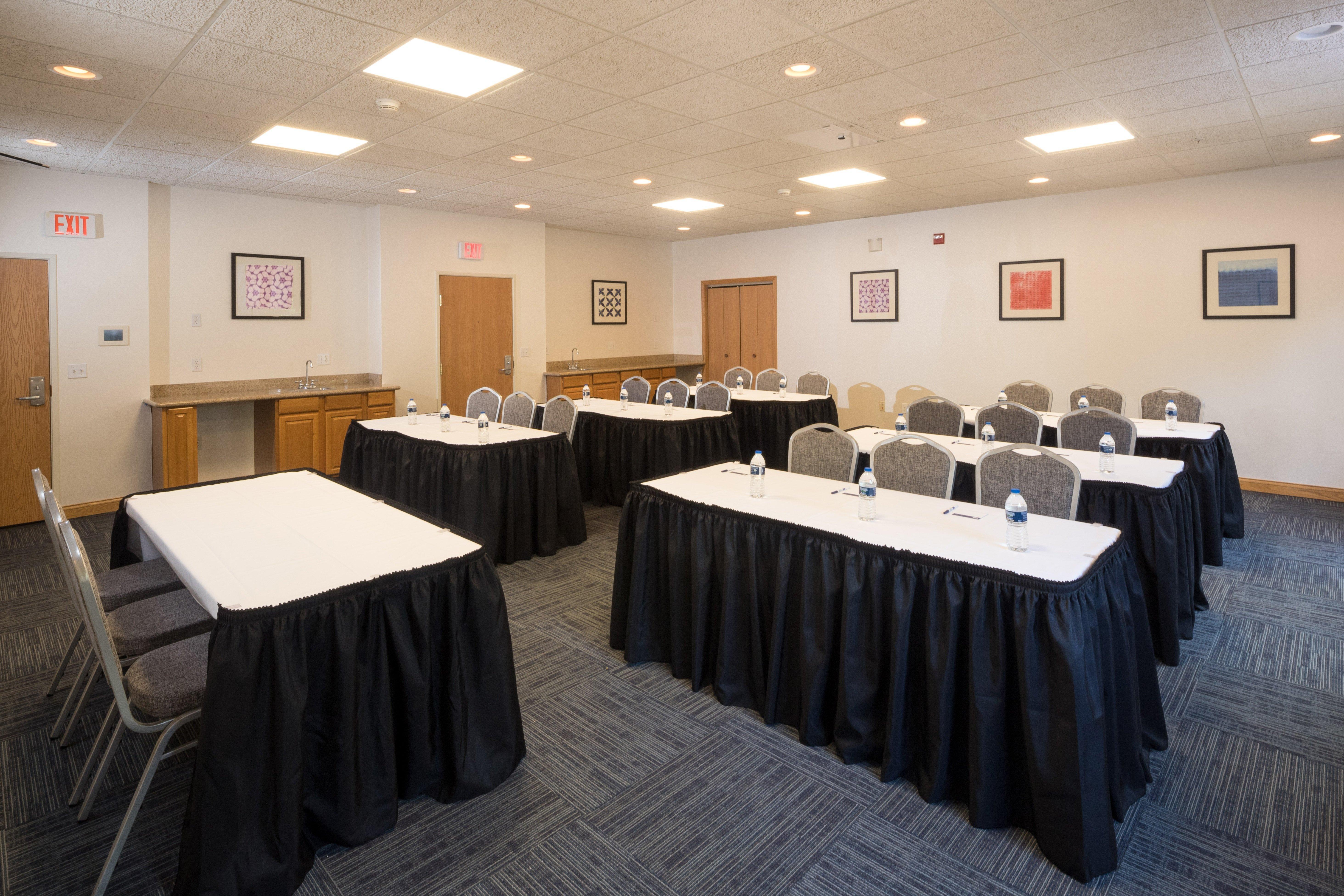 Holiday Inn Express Hotel & Suites Detroit-Utica By Ihg Exterior photo