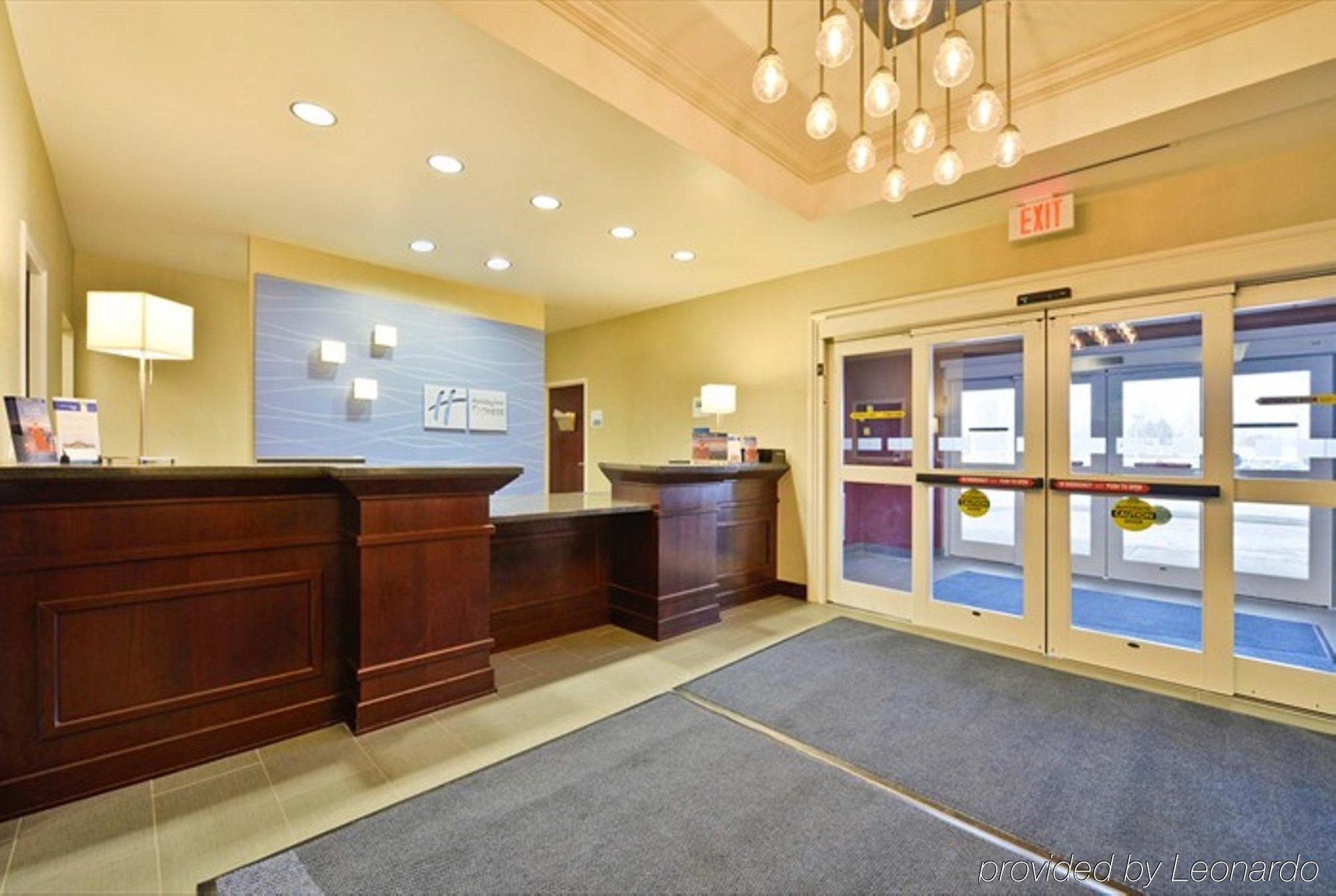 Holiday Inn Express Hotel & Suites Detroit-Utica By Ihg Exterior photo